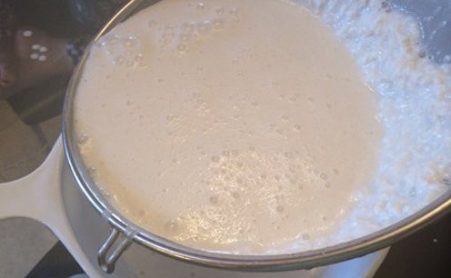 Trộn bột và đường thốt nốt chuẩn bị làm bánh bò