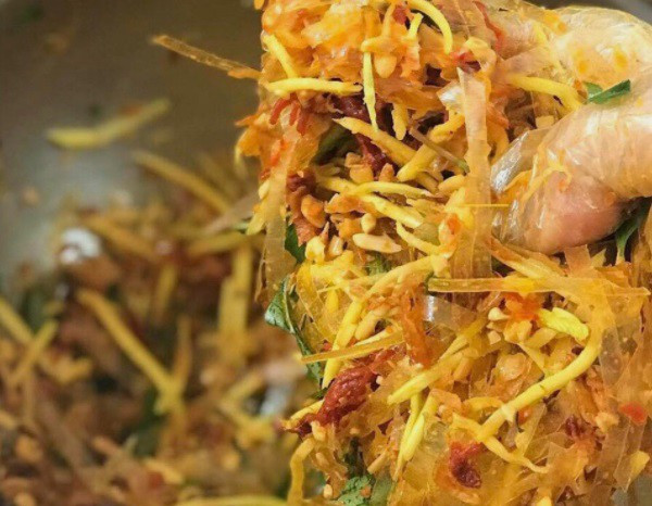 Trộn đều bánh tráng thấm gia vị