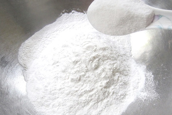 Trộn đều bột gạo, bột nếp và đường để làm bánh tai yến
