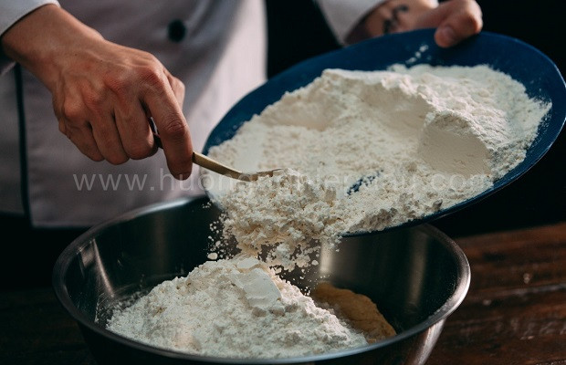Trộn đều bột mì với trứng và sữa để làm vỏ bánh crepe mặn