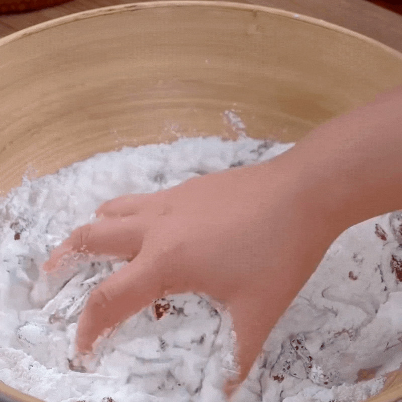 Trộn đều bột nếp và táo đỏ chuẩn bị làm bánh gừng táo đỏ