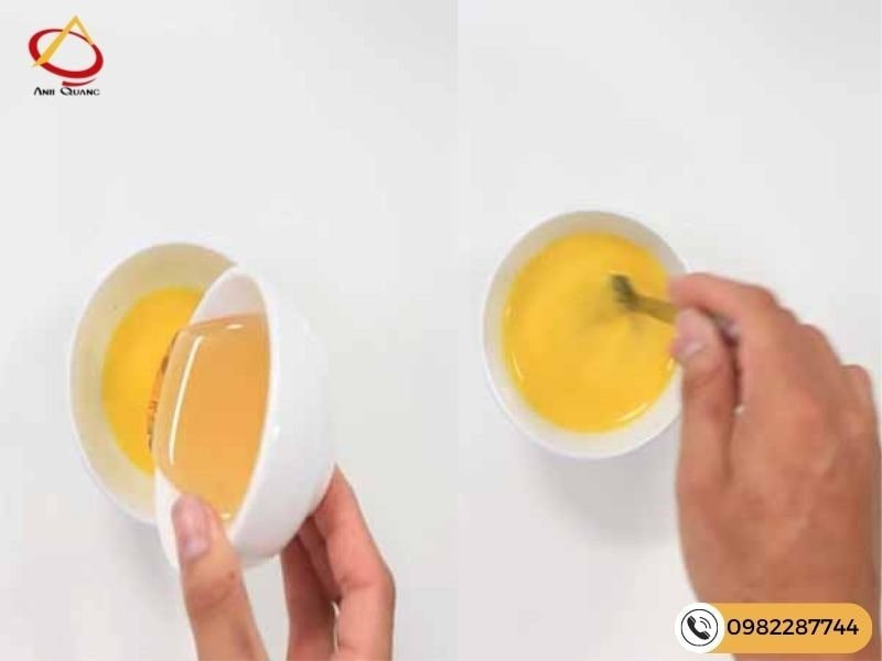 Trộn đều hỗn hợp bơ và mật ong cho bánh mì