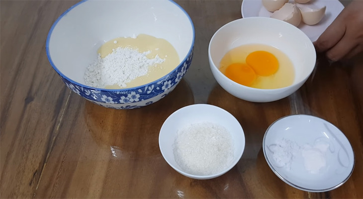 Trộn đều trứng, đường, muối và vani