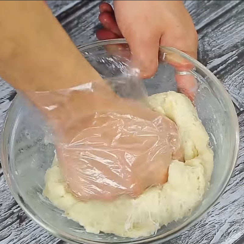 Trộn hỗn hợp bột bánh sắn cốt dừa