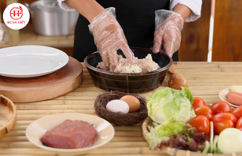 Trộn hỗn hợp xíu mại đều tay để đảm bảo các gia vị thấm đều
