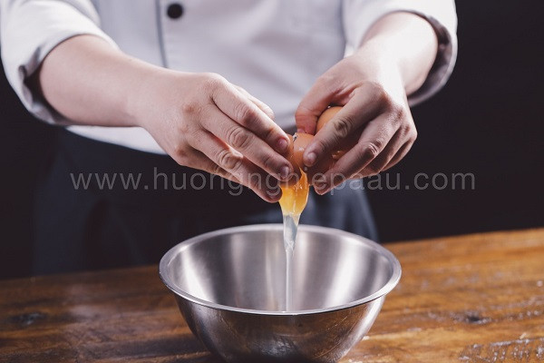 Trứng gà được rây mịn trước khi hòa trộn vào hỗn hợp bột bánh bò rễ tre