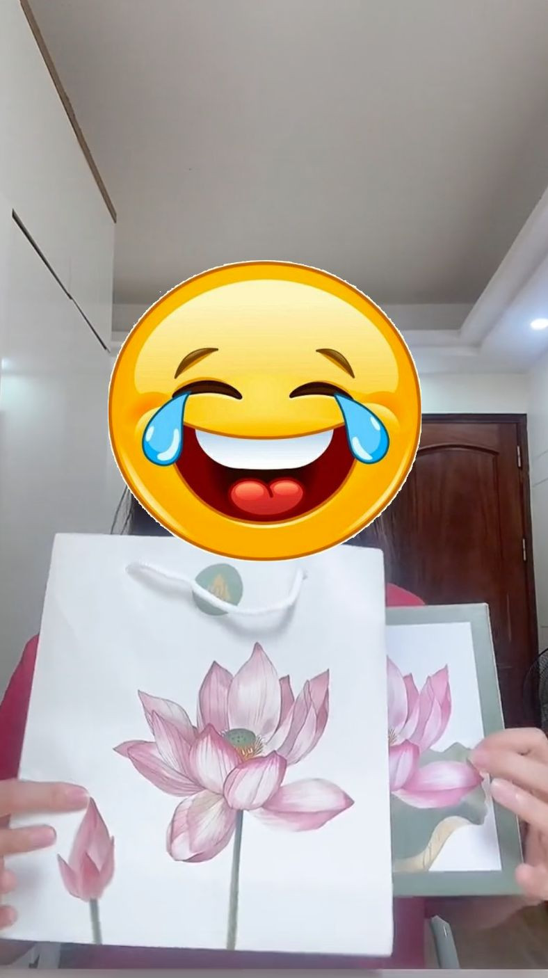 Túi giấy hoa sen đi kèm bánh trung thu Quang Linh Vlogs