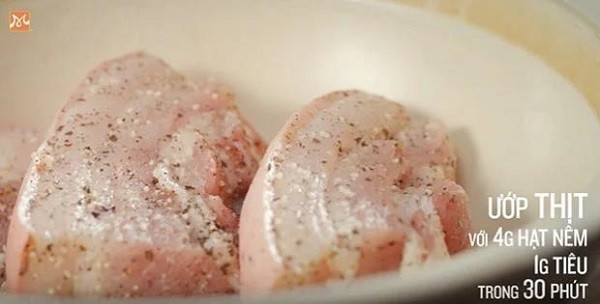 Ướp thịt ba chỉ chuẩn bị làm nhân bánh chưng