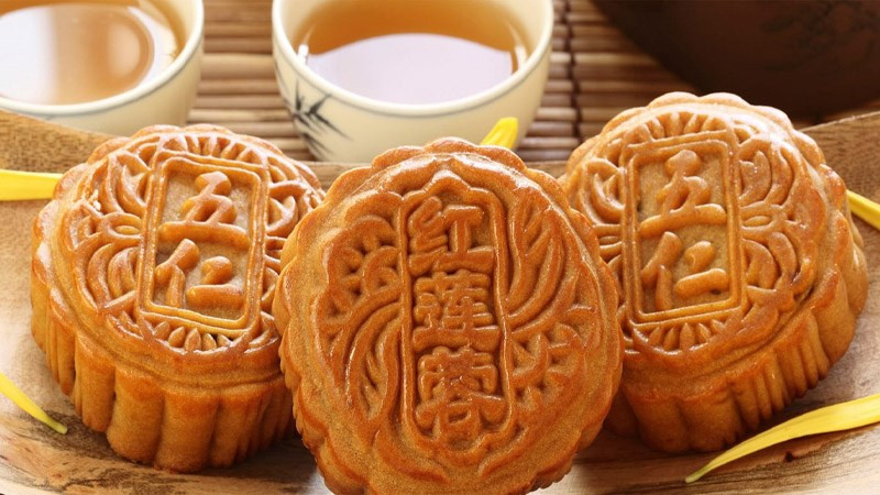 Vài chiếc bánh Trung Thu nướng bày trên đĩa