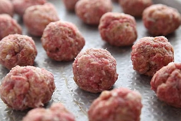 Viên thịt xíu mại được nặn chắc tay, tròn đều