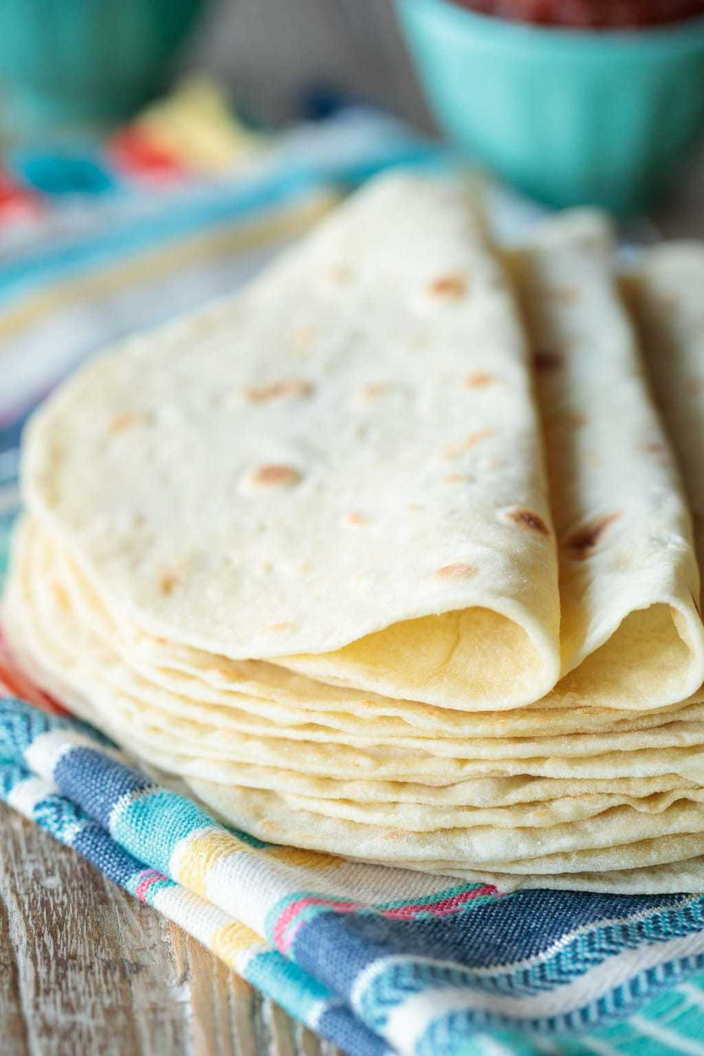 Vỏ bánh tacos tortilla vừa nướng xong, sẵn sàng cho nhân
