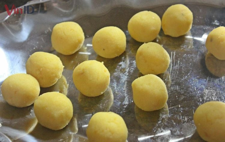 Vo tròn phần nhân bánh trung thu sầu riêng đều đẹp