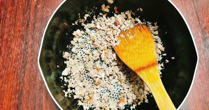 Xào thịt băm làm nhân bánh tráng mắm ruốc đậm đà