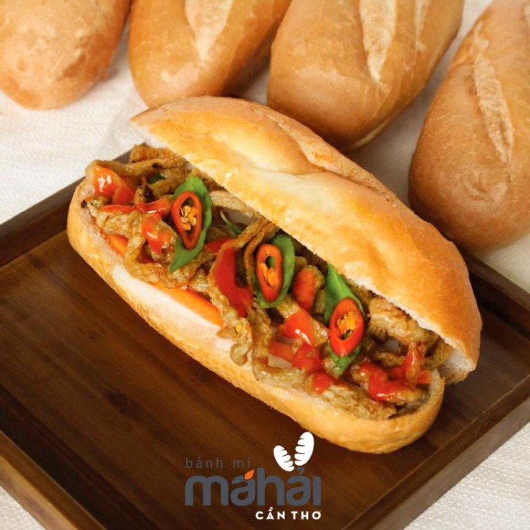 Xe bánh mì Má Hải với đa dạng các loại nhân, đặc biệt là chả cá