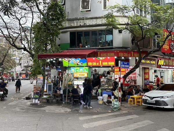 Xe bánh mì Tâm Béo đông khách ngay góc phố cổ Hà Nội, biểu tượng của ẩm thực đường phố Hà Nội.