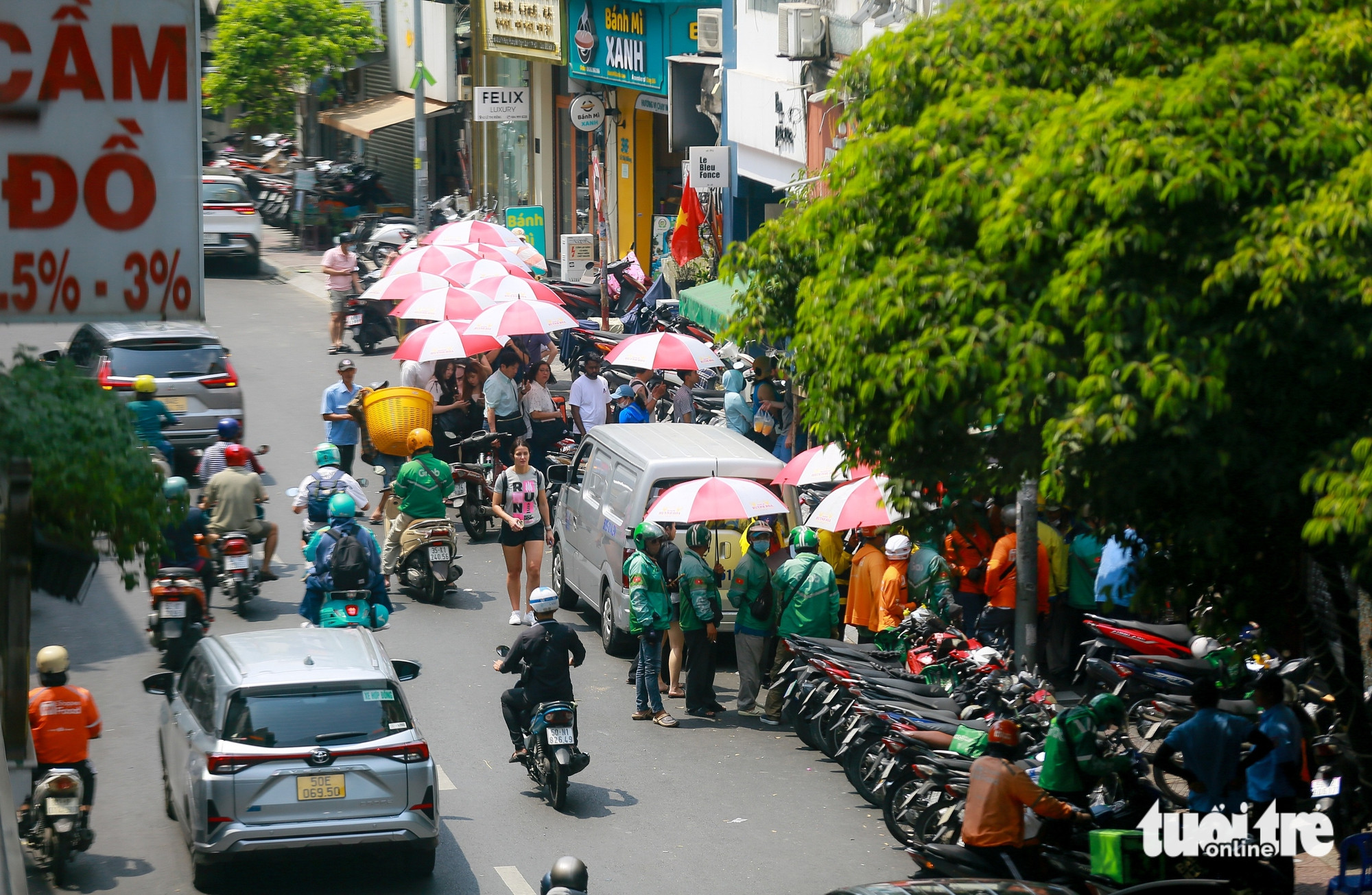 Xe cộ di chuyển khó khăn do tình trạng lấn chiếm vỉa hè gần tiệm bánh mì Huỳnh Hoa