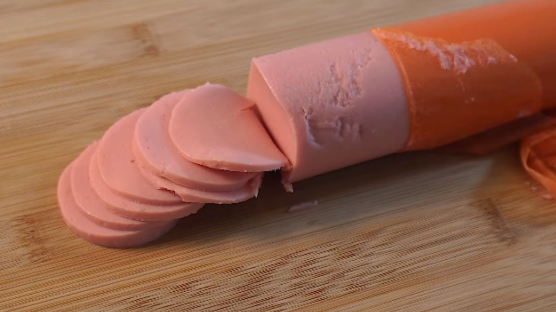 Xúc xích cắt lát mỏng đều chuẩn bị cho topping bánh tráng nướng