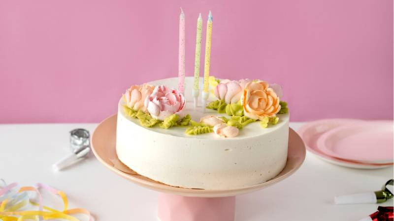 Ảnh bánh kem với hoa nhỏ xinh