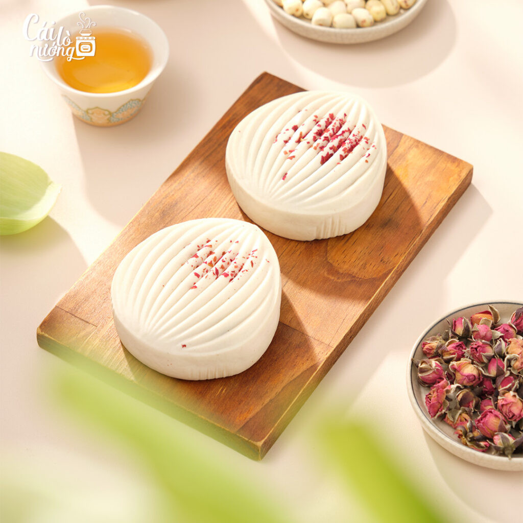 Ảnh bánh Trung thu đẹp hình giọt nước với nhân hoa hồng ổi xá lị tươi mát