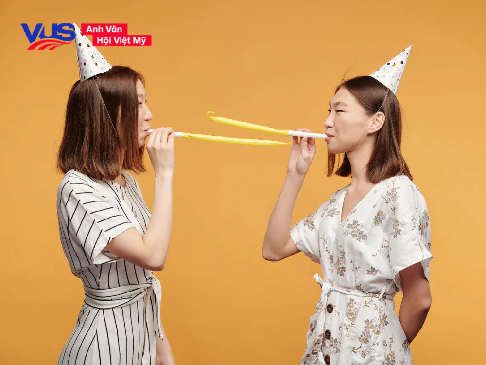 Anh chị em vui vẻ bên nhau trong ngày sinh nhật với lời chúc sinh nhật tiếng Anh
