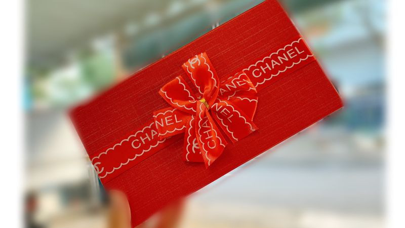 ảnh hộp quà sinh nhật hình chữ nhật màu đỏ sang trọng