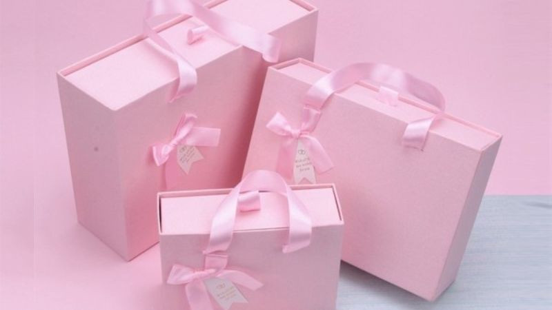 ảnh hộp quà sinh nhật hồng phấn nơ lụa mềm mại cho phái nữ