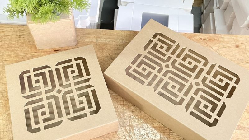ảnh hộp quà sinh nhật với họa tiết trừu tượng, hiện đại