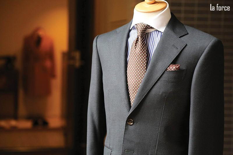 Áo sơ mi hoặc bộ vest sang trọng là quà sinh nhật chồng ý nghĩa