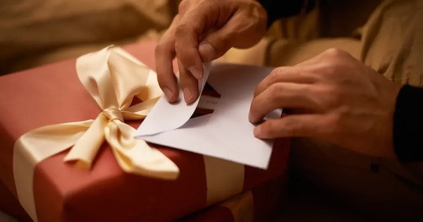 Áo vest là món quà sinh nhật nam ý nghĩa, thể hiện sự sang trọng và đẳng cấp