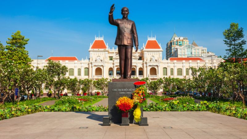 Bác Hồ nhìn về phía trước với nụ cười hiền hậu, biểu tượng cho sự lãnh đạo và trí tuệ