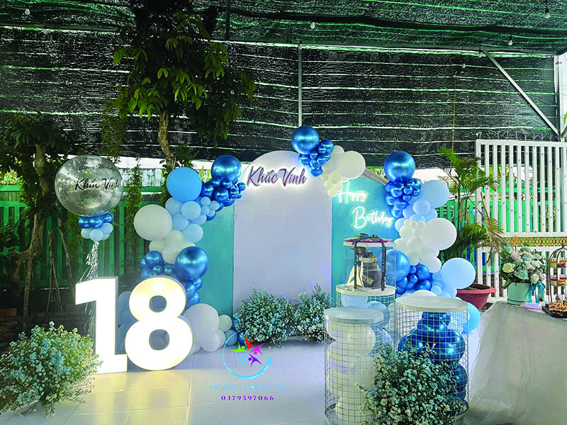 Backdrop sân khấu sinh nhật tuổi 18 hiện đại với ánh sáng lấp lánh