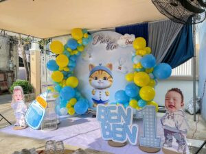Background sinh nhật bé trai 1 tuổi chủ đề mèo con với backdrop tròn, bong bóng xanh vàng