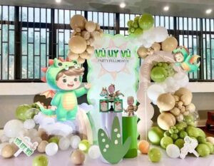 Background sinh nhật bé trai với tông màu pastel nhẹ nhàng, hình rồng đáng yêu