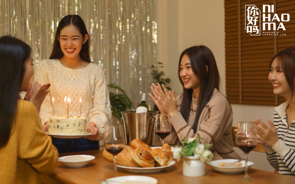 Bạn bè tươi cười cùng nhau chúc mừng sinh nhật tiếng Trung, chia sẻ khoảnh khắc vui vẻ.