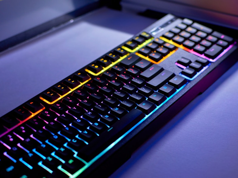 Bàn phím cơ gaming RGB, món quà tặng sinh nhật bạn trai đam mê game và công nghệ.