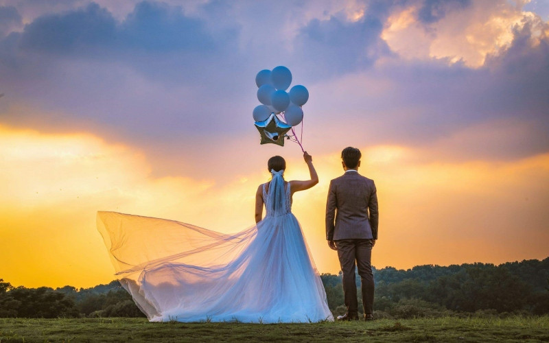 Bàn tiệc sinh nhật ấm cúng với bánh và hoa, nơi trao gửi lời chúc sinh nhật vợ yêu thương.