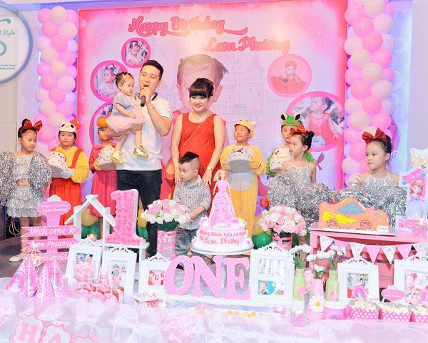 Bàn tiệc sinh nhật với chiếc bánh kem chủ đề hoạt hình vui nhộn
