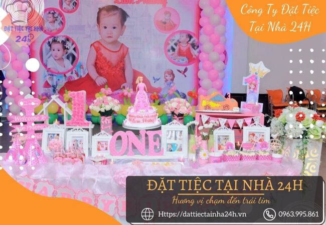 Bàn tiệc trang trí sinh nhật cho bé với bong bóng và bánh kem tại Kool Style