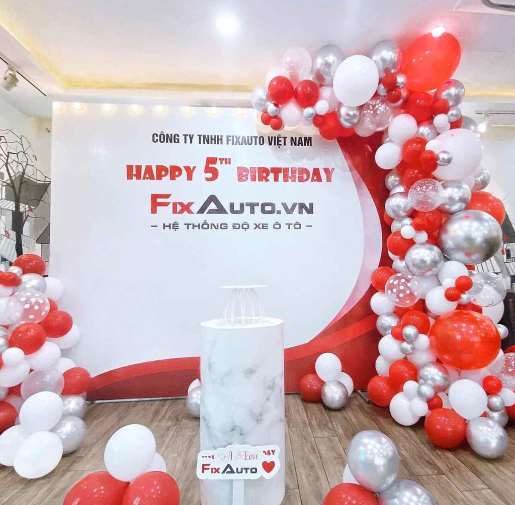Bàn trang trí tiệc sinh nhật công ty với hoa tươi và nến lung linh