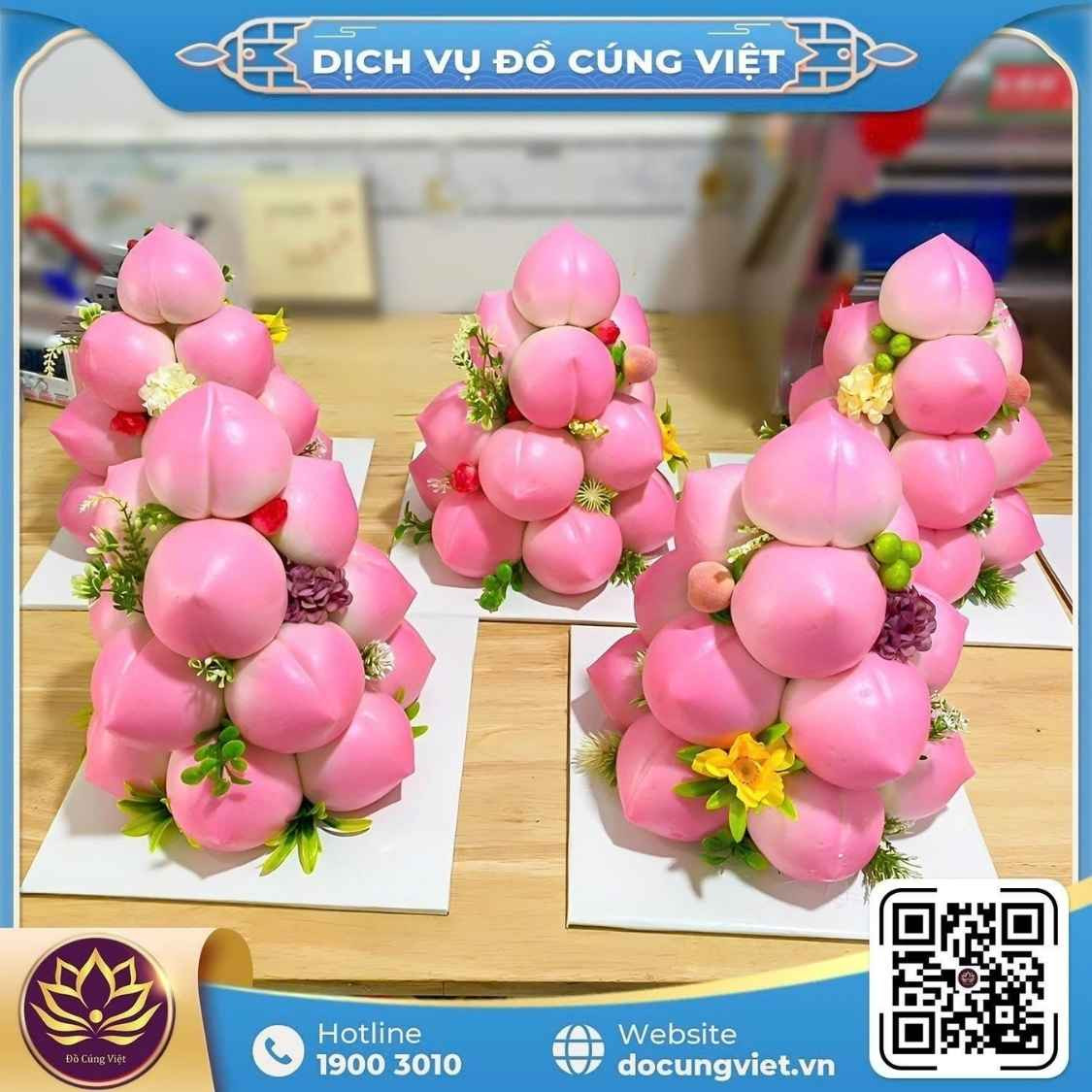 Bánh bao đào tiên màu hồng tượng trưng cho sự trường thọ và sức khỏe dồi dào trên mâm cúng.