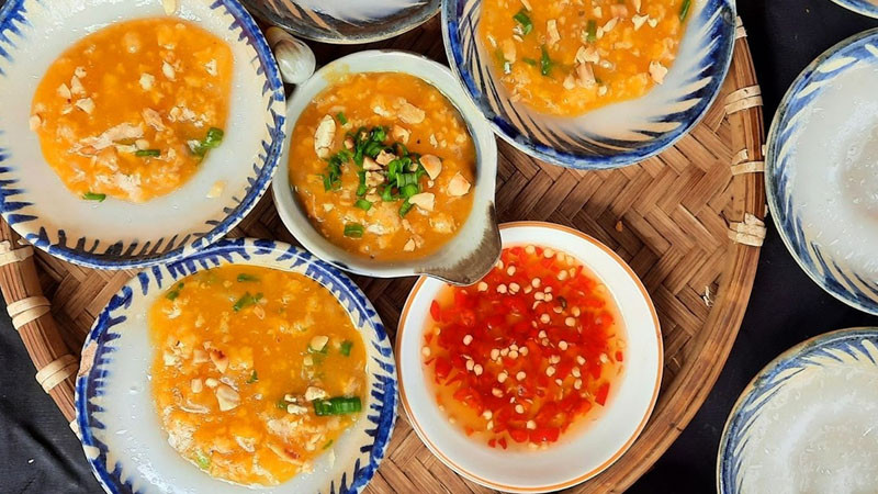 Bánh bèo chén làm từ bột gạo đặc sản Huế