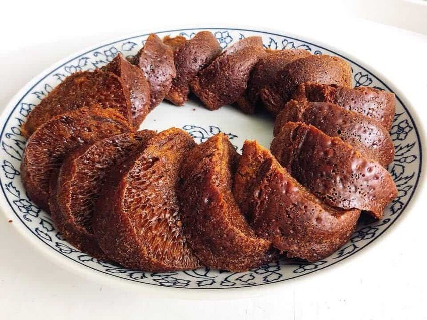 Bánh bò thốt nốt nướng thành phẩm với rễ tre