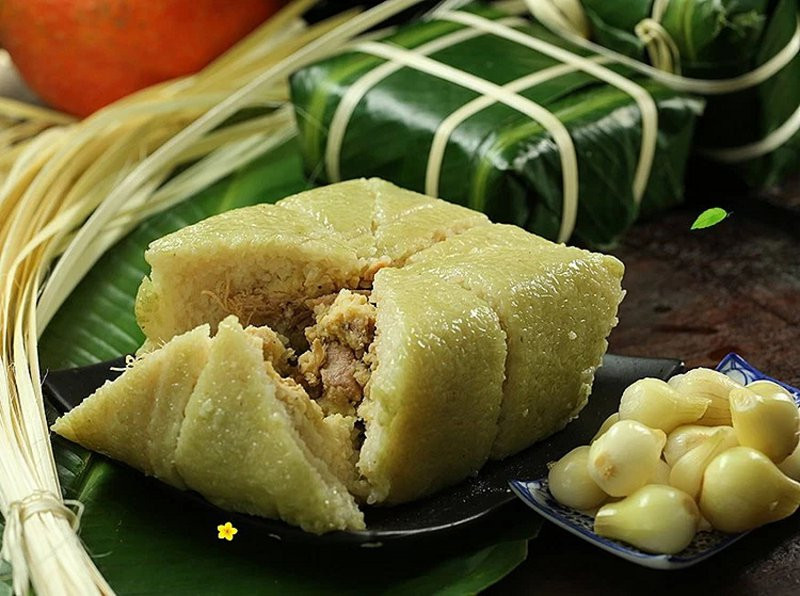 Bánh chưng miền bắc thường gói bằng lá gì