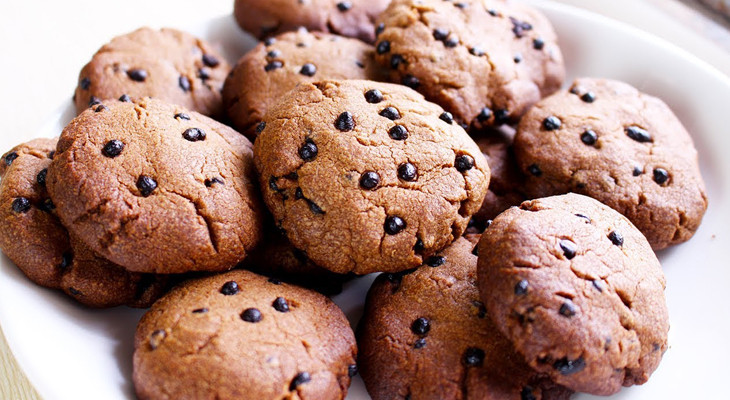 Bánh cookie chocolate chip vừa nướng xong đang được làm nguội