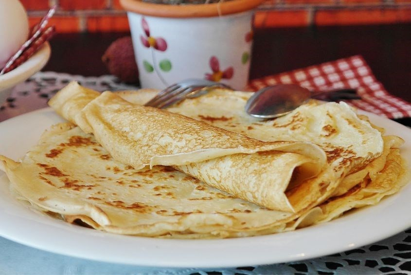 Bánh crepe bơ sữa mềm mịn làm từ sữa công thức và lòng đỏ trứng