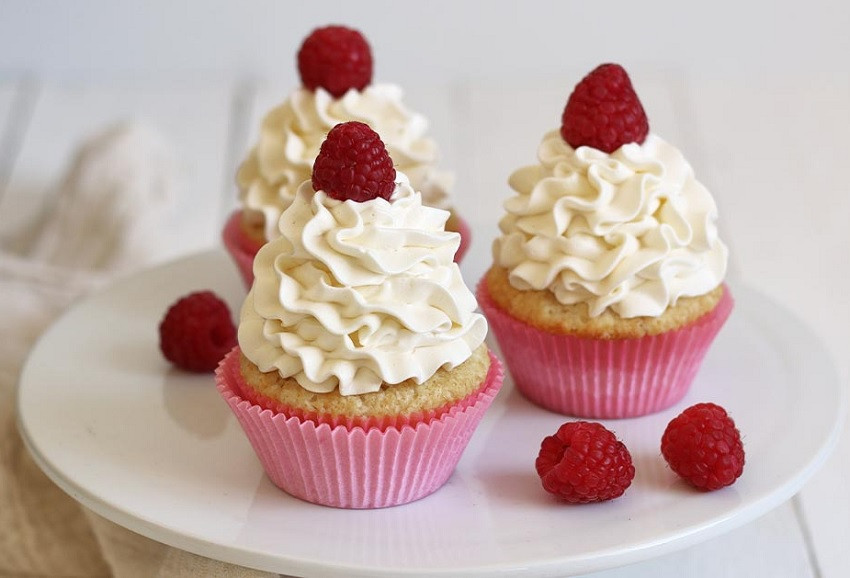 Bánh cupcake bông lan phủ kem