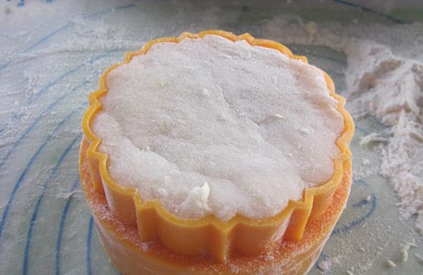 Bánh dẻo nhân đậu xanh sau khi tạo hình bằng khuôn