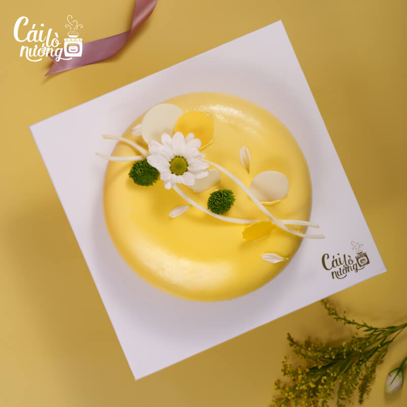 Bánh entremet thanh trà với chữ viết tay tinh tế