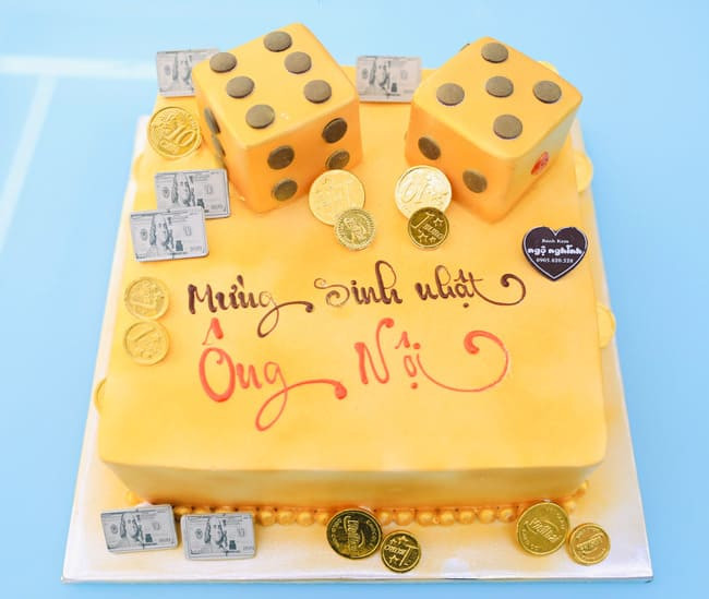 Bánh gato tài xỉu với tạo hình xúc xắc 3D màu vàng nổi bật, mang lại may mắn