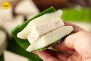 Bánh giầy kẹp chả lụa thơm ngon, một món ăn truyền thống hấp dẫn của ẩm thực Việt.